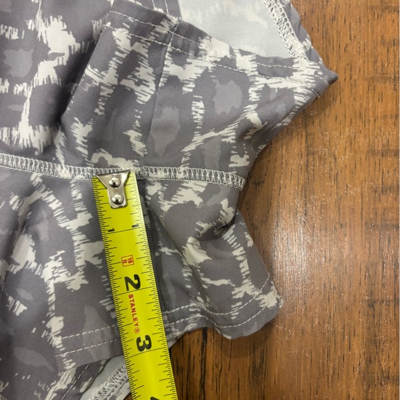 Vuori Dash Shorts in Opal Spots Gray White Women’s Small - Picture 13 of 13